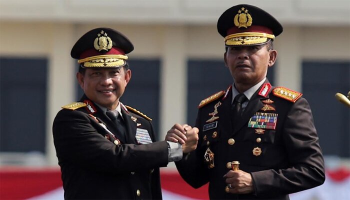 Jenderal Polisi Tito Karnavian menyerahkan tongkat komando Kepala Kepolisian Negara Republik Indonesia (kapolri) kepada Jenderal Pol Drs Idham Azis M.sI. (rihadin)
