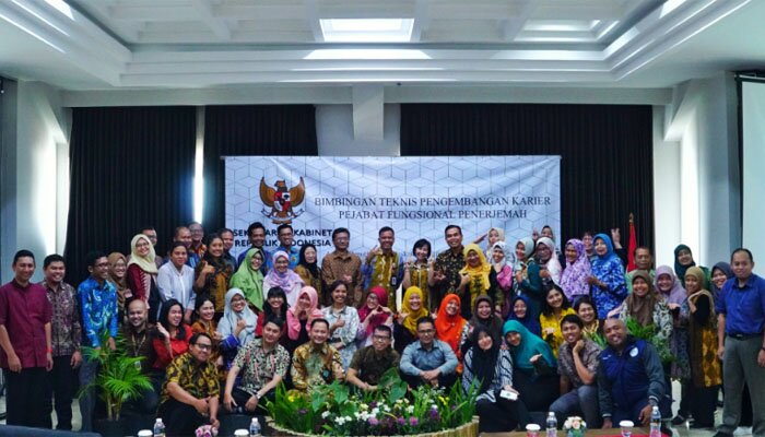 Deputi DKK, Thanon Aria Dewangga saat berfoto bersama dalam acara Bimbingan Teknis Pengembangan Karier Pejabat Fungsional Penerjemah,