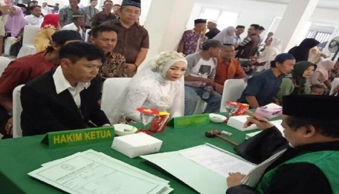 Salah satu pasangan nikah isbat di aula Kel. Pondok Aren, Tangsel, saat melakukan ijab kabul. (anton)