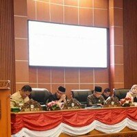 Wali Kota Depok Muhammad Idris, Wakil Wali Kota Pradi Supriatna dan Ketua DPRD Yusuf Syahputra dan Wakil Katua DPRD Yeti Wulandari saat sidang paripurna. (anton)