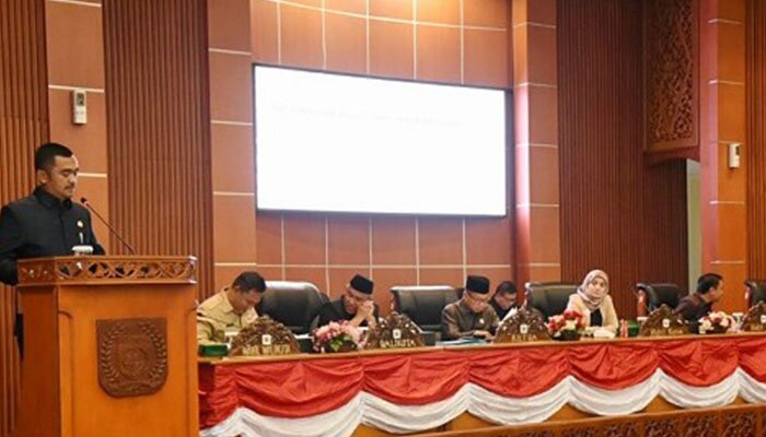 Wali Kota Depok Muhammad Idris, Wakil Wali Kota Pradi Supriatna dan Ketua DPRD Yusuf Syahputra dan Wakil Katua DPRD Yeti Wulandari saat sidang paripurna. (anton)