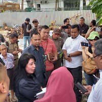 Warga Komplek Pluit Putri, Penjaringan, berkerumun menyaksikan sidang perkara lahan hijau di pemukiman. (deny)