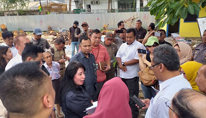 Warga Komplek Pluit Putri, Penjaringan, berkerumun menyaksikan sidang perkara lahan hijau di pemukiman. (deny)