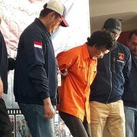 Pelaku penyiraman air keras FY dibawa ke Polda Metro Jaya. (firdha)