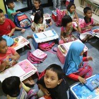 Sejumlah anak mengikuti jam belajar malam di RPTRA Sindang Raya, Koja. (deny)