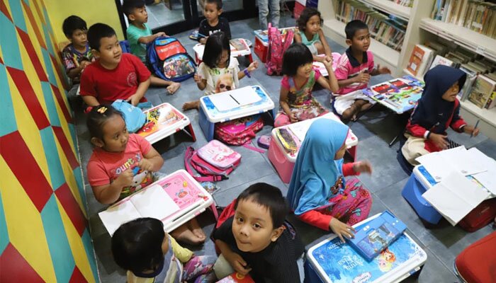 Sejumlah anak mengikuti jam belajar malam di RPTRA Sindang Raya, Koja. (deny)