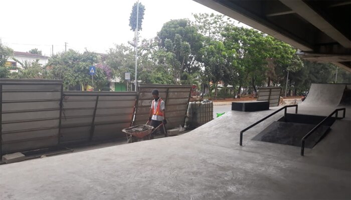 Kondisi skatepark di kolong flyover Pasar Rebo yang belum rampung dikerjakan. (ifand)