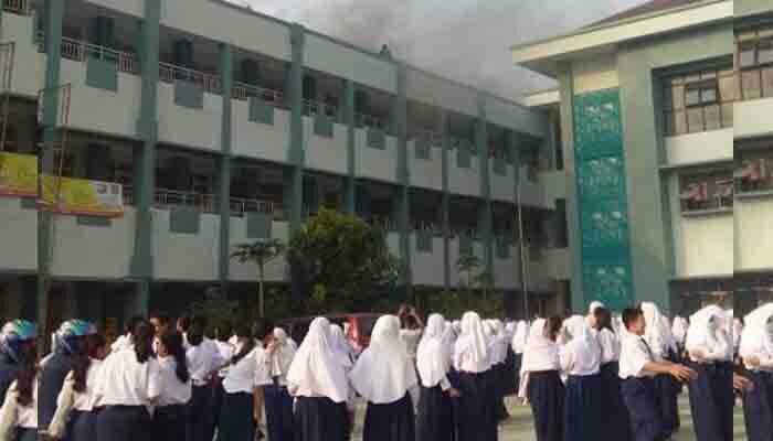Kepulan asap saat terjadinya kebakaran di atap lantai tiga gedung SMP Negeri 8 Kota Tangsel, Jl. Raya Puspitek, Kel. Keranggan, Setu. (anton)