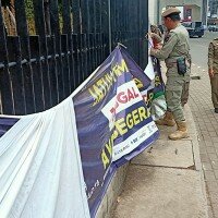 Petugas Satpol PP menertibkan spanduk liar di sepanjang Jl.Bouleverd Raya , Kelapa Gading. (deny)