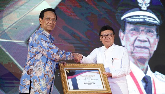 Menteri PANRB Tjahjo Kumolo saat menyerahkan penghargaan kepada Gubernur DI Yogyakarta Sri Sultan Hamengkubuwono X. (ist)