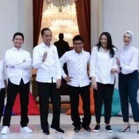 Presiden Jokowi bersama staf khusus dari kalangan muda. (ist)