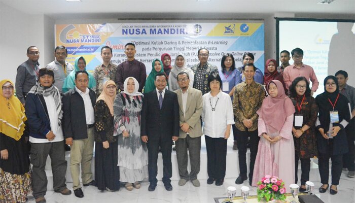 Para pemateri seminar dan workshop MOOC di Kampus STMIK Nusa Mandiri.(ali)