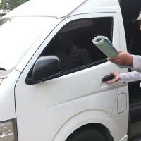 Petugas Sudishub Jakbar mencabut izin operasi 3 minibus yang mangkal di terminal bayangan di Meruya Utara, Kembangan. (Rachmi)