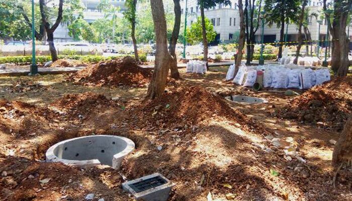 Sudin Perindustrian dan Energi Jakbar membuat 45 sumur resapan di kantor walikota dengan anggaran sekitar Rp200 juta bertujuan mengatasi genangan dan mengantisipasi penurunan tanah. (Rachmi)