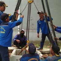 Sejumlah petugas sedang membuat sumur resapan. (wandi)