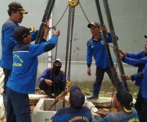 Sejumlah petugas sedang membuat sumur resapan. (wandi)