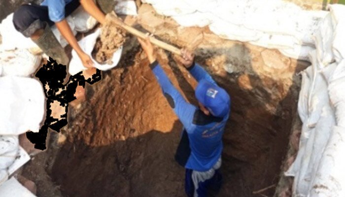 Pasukan biru Satpel SDA Kecamatan Kembangan, Jakbar membangun puluhan sumur resapan untuk mengatasi genangan. (Rachmi)