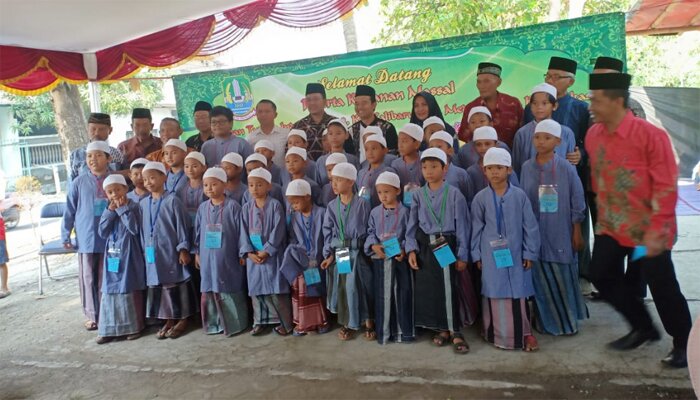 Lurah dan sekretaris kelurahan Kali Baru dan tokoh masyarakat foto bersama anak saleh yang hendak disunat. (Ist).