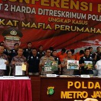 Kapolda Metro Jaya Irjen Gatot Eddy Pramono didampingi Dirreskrimum Kombes Suyudi Ario Seto dan Kabid Humas Kombes Yusri Yunus menunjukkan barang bukti kejahatan