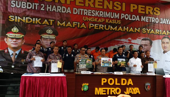 Kapolda Metro Jaya Irjen Gatot Eddy Pramono didampingi Dirreskrimum Kombes Suyudi Ario Seto dan Kabid Humas Kombes Yusri Yunus menunjukkan barang bukti kejahatan
