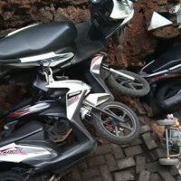 Sejumlah sepeda motor milik penghuni kontrakan di Wisma Indah, Kel. Pondok Ranji yang berjatuhan akibat tanah amblas. (anton)