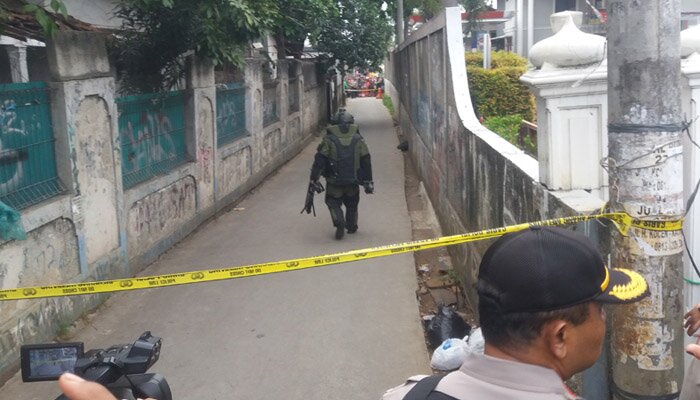 Kapolsek Pancoran Mas Kompol Tri memasang garis polisi mensterilkan gang dari evakuasi anggota Jibom evakuasi tas mencurigakan. (Angga)