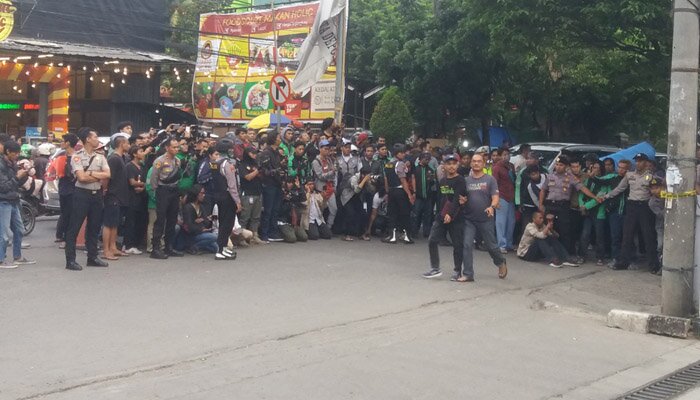 ratusan warga dan pengendara lihat jalannya evakuasi tas mencurigakan dengan menutup jalan Kartini (angga)