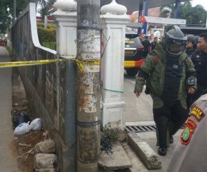 tas mencurigakan diduga bom di Gang Anggrek Jalan Raya Kartini (angga)