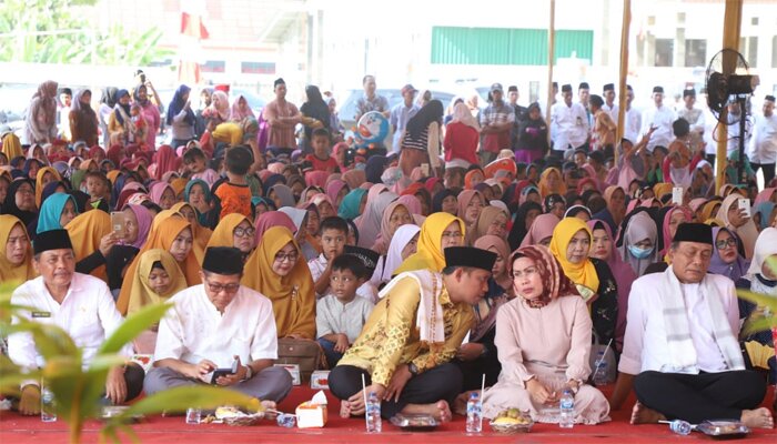 Bupati Serang Ratu Tatu Chasanah bersama Wakil Bupati Serang Pandji Tirtayasa, Ketua DPRD Kabupaten Serang Bahrul Ulum pada perayaan Maulid Nabi Muhammad SAW di Alun-Alun Kecamatan Mancak.(haryono)
