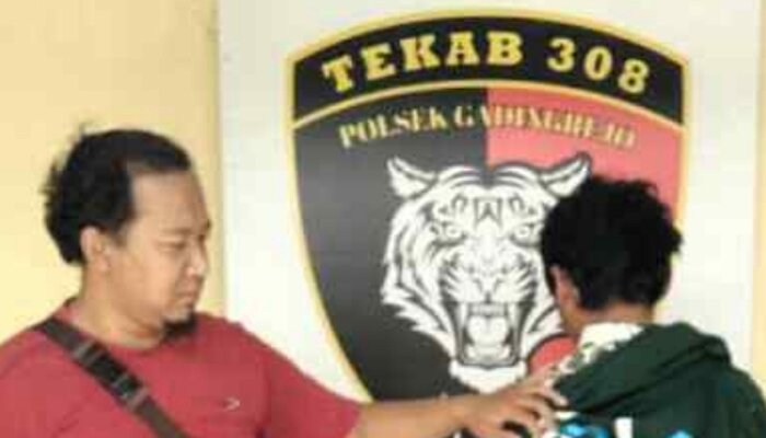 Pelaku pemerkosa ponakan (baju hitam) ditangkap.(ist)