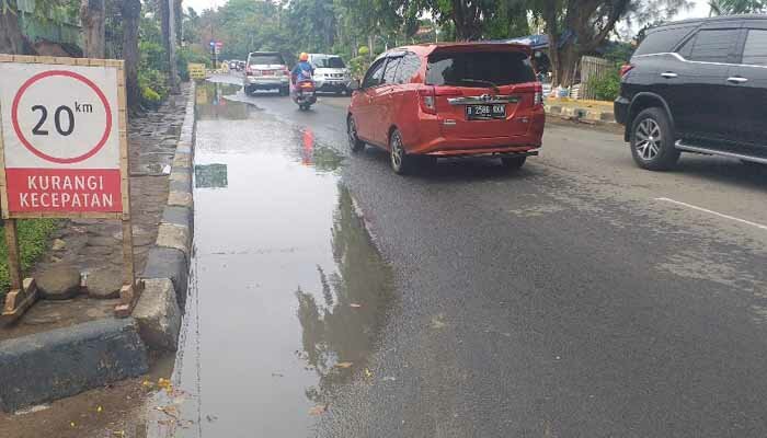 Genangan seperti di Jl Veteran menghawatirkan bisa memicu dampak kerusakan jalan. (chotim)