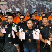 Kanit Resmob Polres Metro Jakarta Barat AKP Hasoloan didampingi Kanit Kriminal Umum Iptu Dimitri Mahendra menunjukkan barang bukti milik para tersangka.