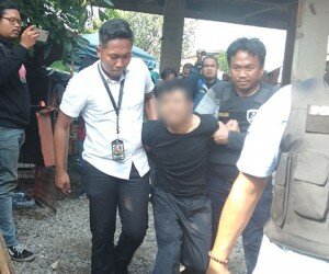 Tersangka pencuri di Gedung Perpustakaan dan Arsip Jakarta Utara diamankan petugas. (yahya)