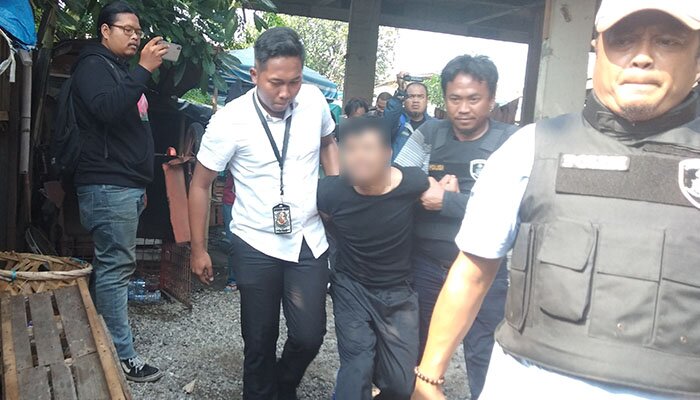 Tersangka pencuri di Gedung Perpustakaan dan Arsip Jakarta Utara diamankan petugas. (yahya)