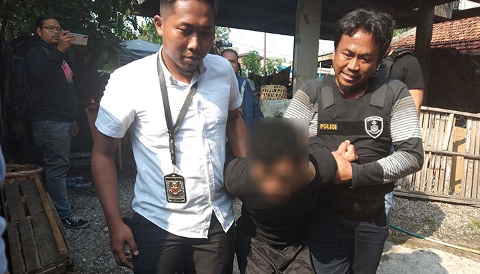 Tersangka pencuri di Gedung Perpustakaan dan Arsip Jakarta Utara diamankan petugas. (yahya)