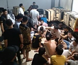 Sejumlah tersangka penipuan penipuan online saat diamankan petugas.