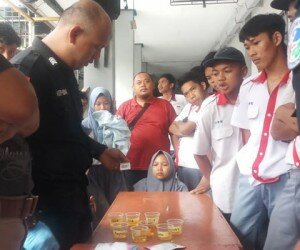 Beberapa siswa SMK YPK Purwakarta tampak antri menunggu giliran dites urine.(dadan)