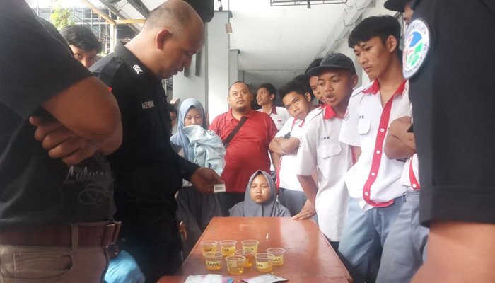 Beberapa siswa SMK YPK Purwakarta tampak antri menunggu giliran dites urine.(dadan)