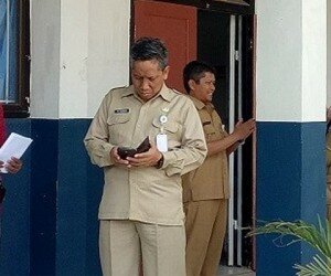 Kepala Disdik Kota Depok M. Thamrin saat mengecek ke SMPN 20 Depok di Kel. Rangkapan Jaya Baru. (anton)