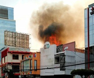 Kebakaran toko cat di Jalan Gajah Mada, Krukut, Taman Sari, Jakbar. (ys)