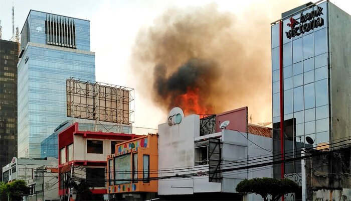 Kebakaran toko cat di Jalan Gajah Mada, Krukut, Taman Sari, Jakbar. (ys)