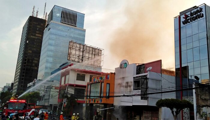 Petugas berupaya memadamkan api yang membakar toko cat di Jalan Gajah Mada, Krukut, Taman Sari, Jakarta Barat. (ys)