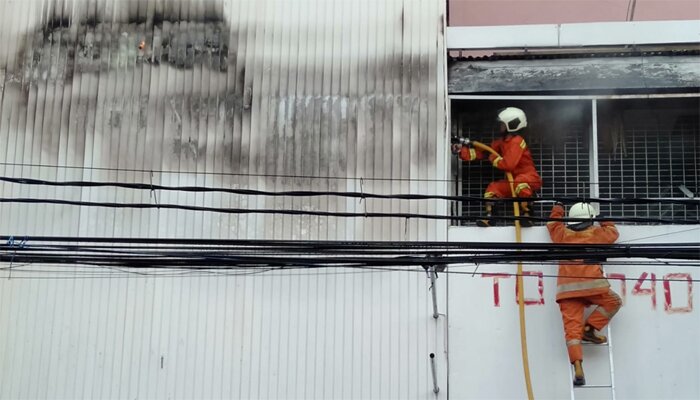 Petugas berupaya memadamkan api yang membakar toko cat di Jalan Gajah Mada, Krukut, Taman Sari, Jakarta Barat. (ys)