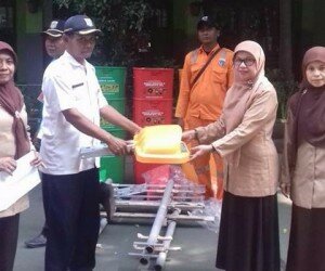 Sudin LH Jakarta Utara, membagikan tong sampah pilah ke sekolah Adiwiyata. (deny)