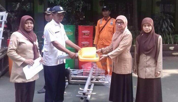 Sudin LH Jakarta Utara, membagikan tong sampah pilah ke sekolah Adiwiyata. (deny)