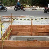 Pekerja melakukan pengerjaan proyek trotoar (toga)