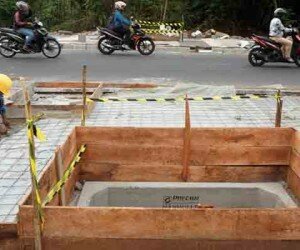 Pekerja melakukan pengerjaan proyek trotoar (toga)