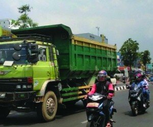 Salah satu truk bertonase besar melintas di ruas Jl. Raya Serpong, Kota Tangsel saat jam sibuk kerja. (anton)