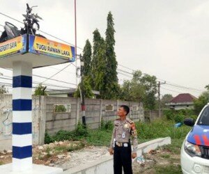 Kanit Lakalantas Ipda Priyanto memeriksa tugu bangkai kendaraan sebagai upaya menekan angka kecelakaan, Senin (25/11/2019).