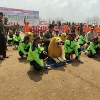 Pangdam III Siliwangi Letjen Tri Soewandono didapuk naik sisingaan pada penutupan TMMD ke 106 Kodim 0619 Purwakarta Rabu (30/10/2019) lalu.(dadan)